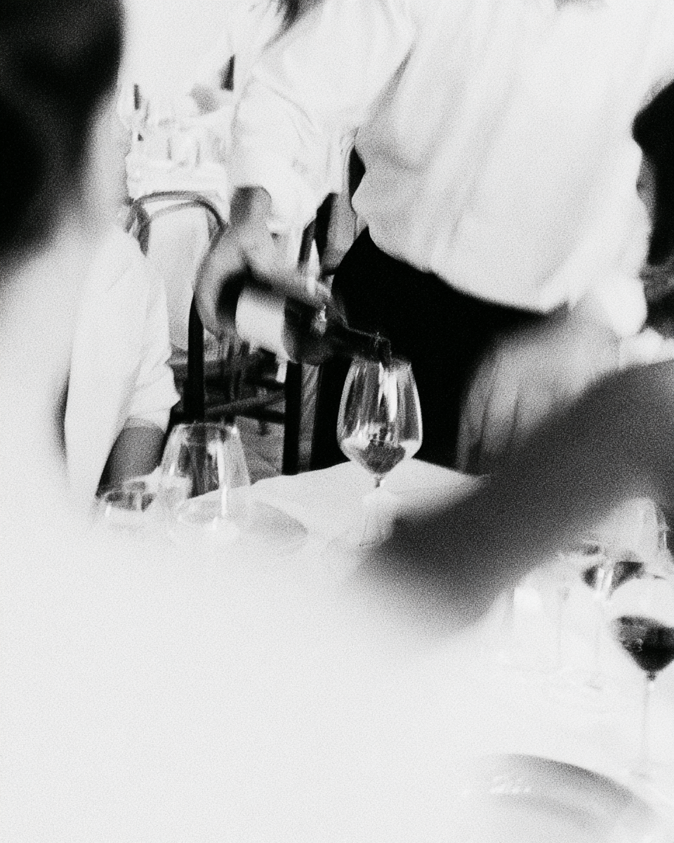 Le vin servi à table, nappe blanche et verres